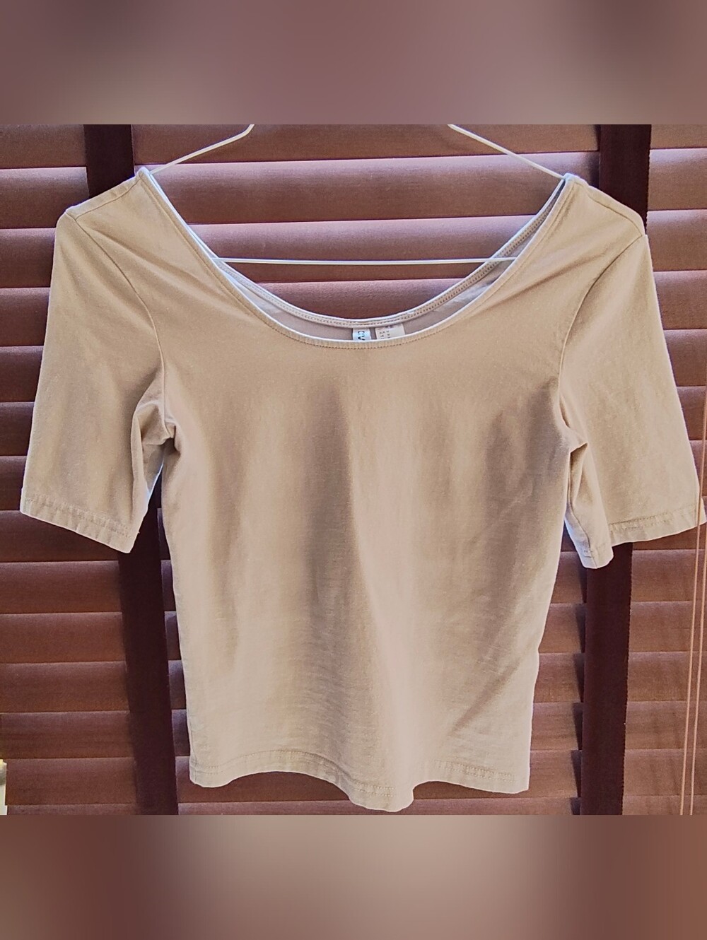 H&M Beige Scoop Neck Elbow Sleeve Tee - Size Medium